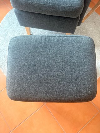 Sillón y reposapiés Ikea OMTÄNKSAM gris