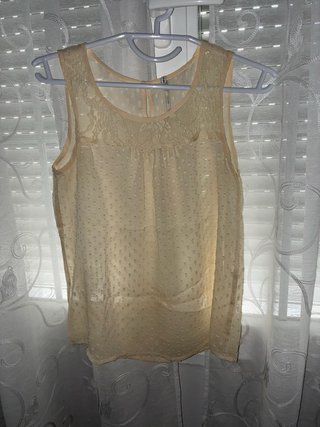 Blusa beige con encaje