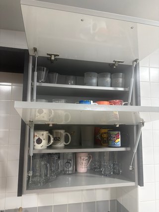 Mueble de cocina blanco y gris.