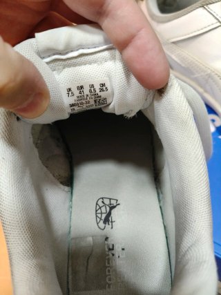 Zapatillas Puma Blancas y Doradas
