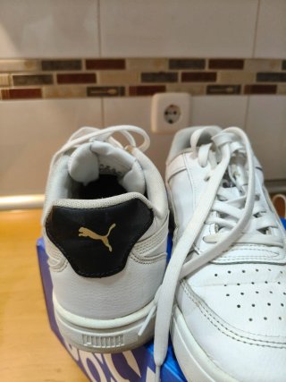 Zapatillas Puma Blancas y Doradas