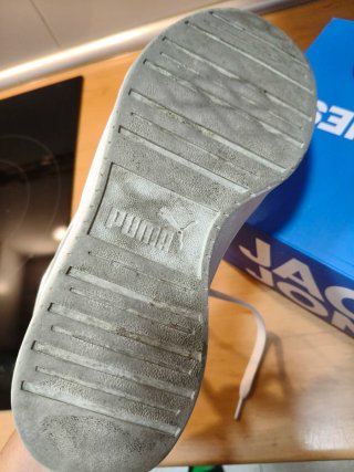 Zapatillas Puma Blancas y Doradas