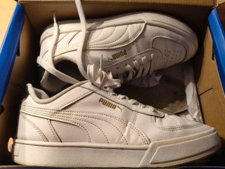 Zapatillas Puma Blancas y Doradas