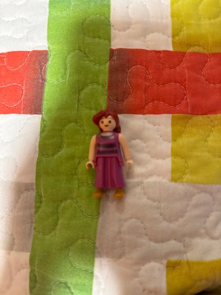 Playmobil figura niña vestido morado
