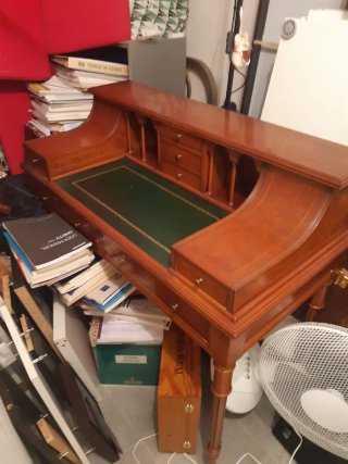 Escritorio de madera con tapa de piel