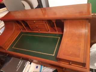 Escritorio de madera con tapa de piel