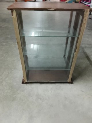 Vitrina de madera y cristal