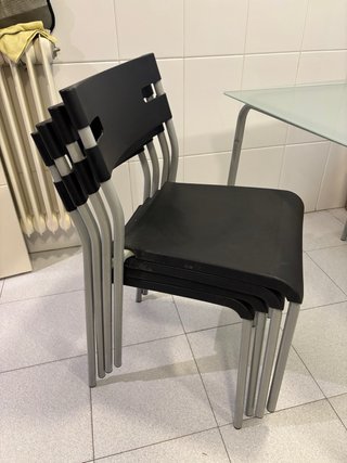 Mesa cristal pequeña con 4 sillas