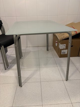 Mesa cristal pequeña con 4 sillas