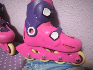 Patines rosas y morados con protecciones