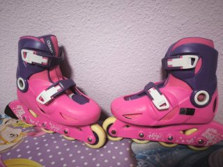 Patines rosas y morados con protecciones