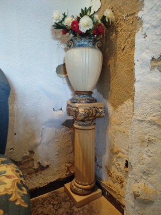 Columna de porcelana con jarrón