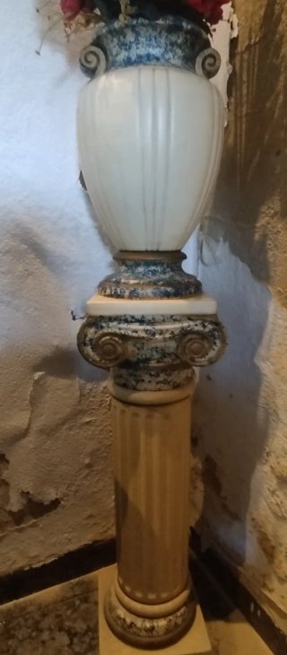 Columna de porcelana con jarrón