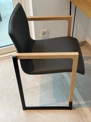 Mesa diseño madera y silla