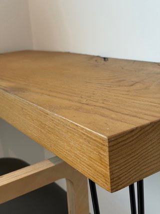 Mesa diseño madera y silla