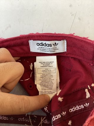 Gorra Adidas custom estilo japonés burdeos