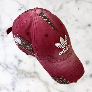Gorra Adidas custom estilo japonés burdeos
