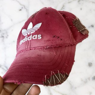 Gorra Adidas custom estilo japonés burdeos