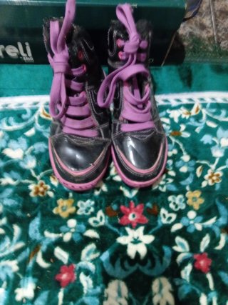 Zapatillas deportivas negras y rosas
