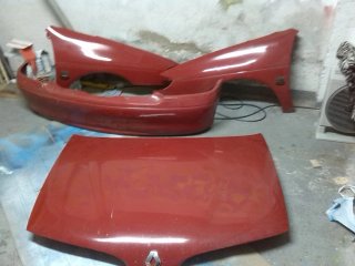 Capó y defensas coche rojo