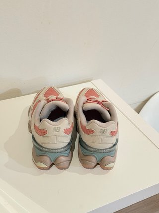 Tênis New Balance 9060 bege e rosa