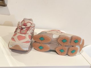 Tênis New Balance 9060 bege e rosa