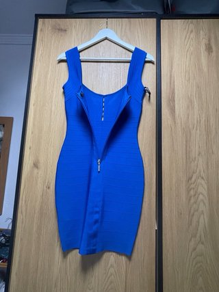 Vestido azul ajustado con tirantes