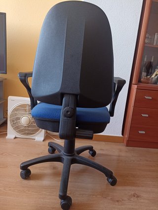 Silla de oficina azul y negra