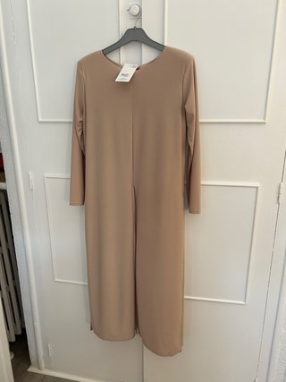 Casaca beige elegante con etiqueta