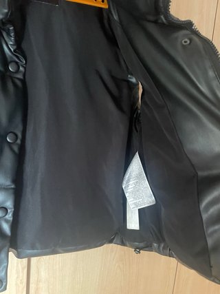 Chaleco negro efecto piel Zara