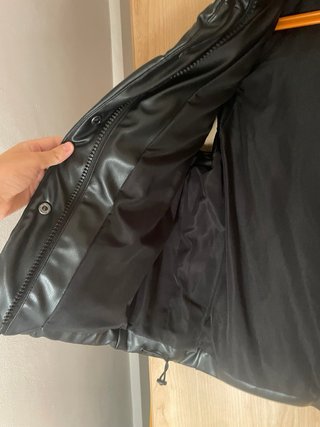 Chaleco negro efecto piel Zara