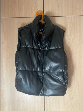 Chaleco negro efecto piel Zara