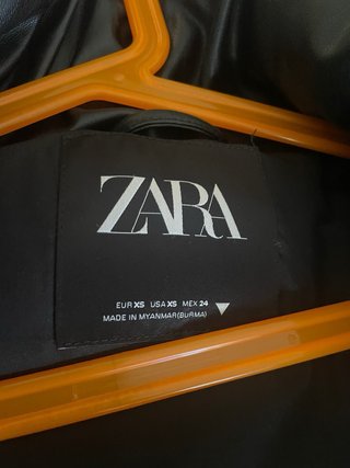 Chaleco negro efecto piel Zara