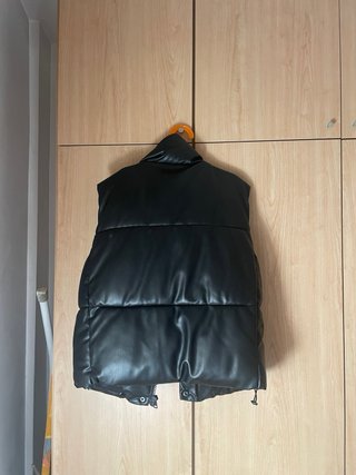 Chaleco negro efecto piel Zara