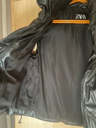 Chaleco negro efecto piel Zara