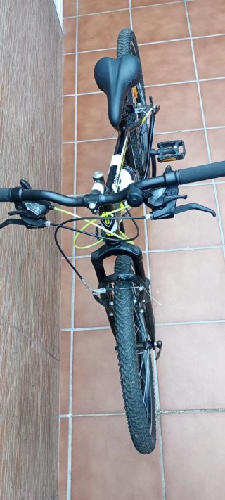 Bicicleta de montaña Eleven negra y amarilla