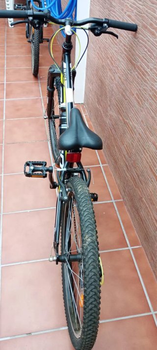 Bicicleta de montaña Eleven negra y amarilla