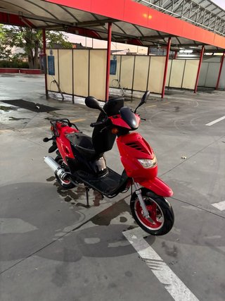 Ciclomotor 4T Scooter Rojo y Negro