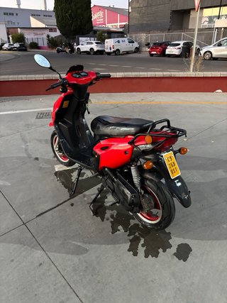 Ciclomotor 4T Scooter Rojo y Negro