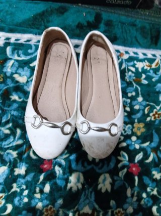 Sandalias blancas con detalle metálico