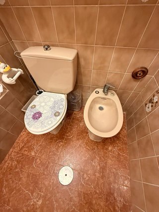 Baño completo: lavabo, WC, bidé y bañera