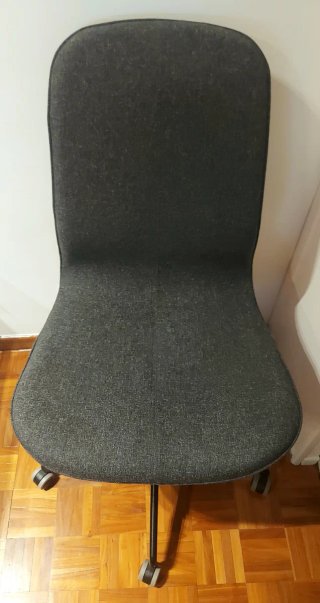 Silla de escritorio gris de tela