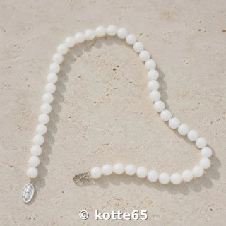 Collar de cuentas blancas con medalla