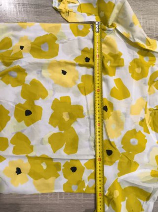Camisa estampada flores amarillas