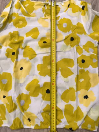 Camisa estampada flores amarillas