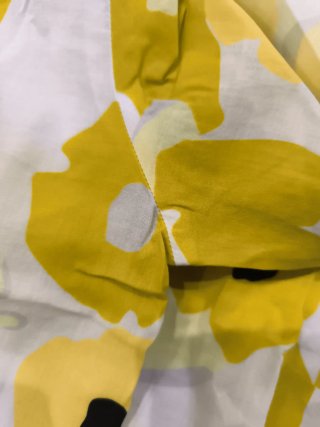 Camisa estampada flores amarillas