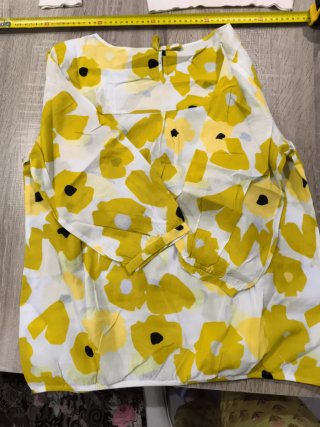 Camisa estampada flores amarillas