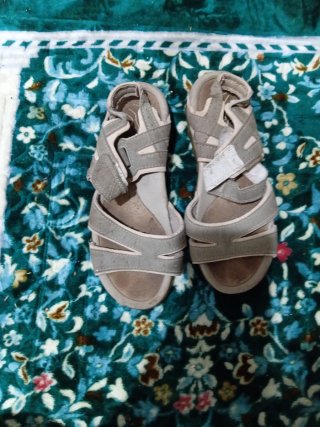 Sandalias grises para bebé