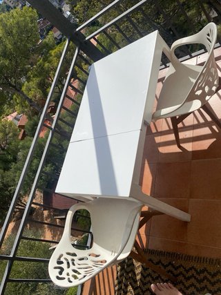Mesa de salón blanca