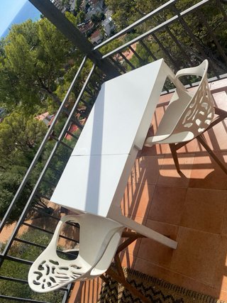 Mesa de salón blanca